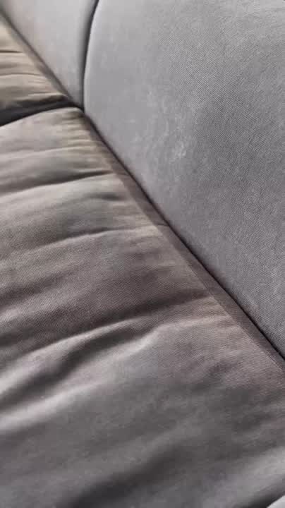 Gros plan sur une assise en tissu gris pendant une intervention filmée par l’équipe.