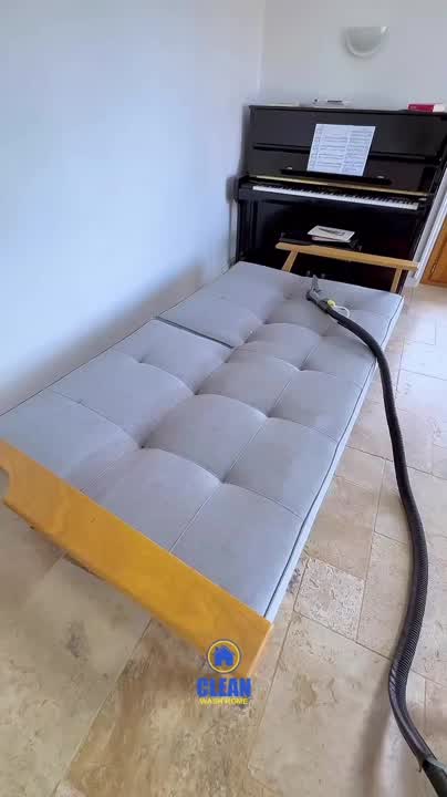 Banquette capitonnée en tissu gris avec tuyau d’aspiration, photo d’une intervention Clean Wash Home
